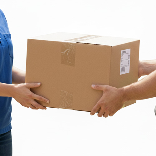 段ボールを渡している画像